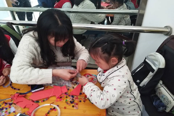 会员指导孩子串手链