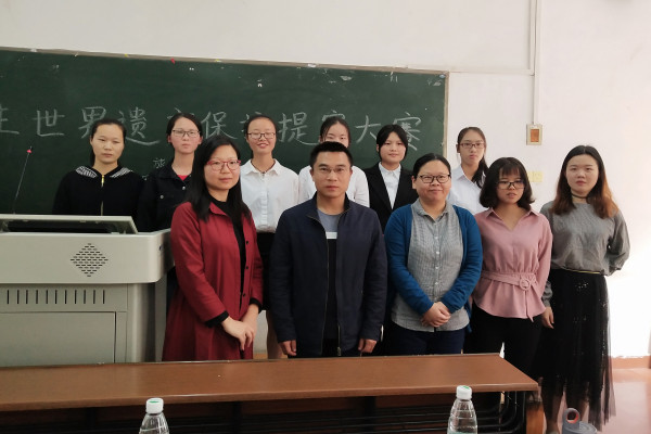 评委和获奖小组合影留念