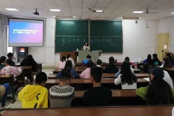 志愿者们正在认真听讲并做好记录