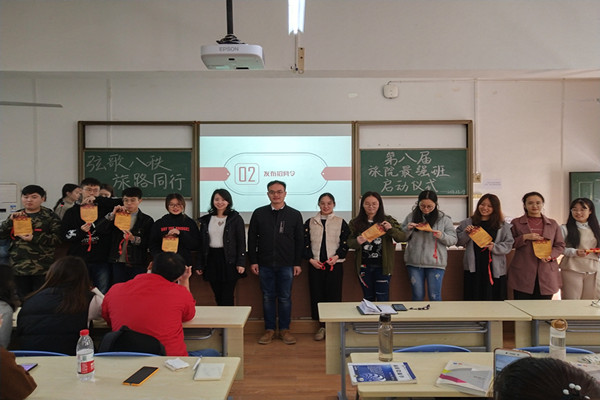 各班班长领取挑战书